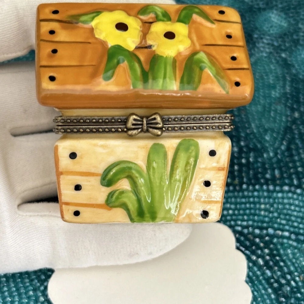 Darice Yellow and Green Porcelain Box T30